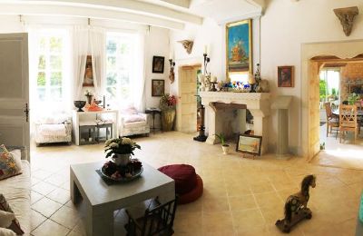 Manoir à vendre Gémozac, Nouvelle-Aquitaine:  Der Wohnraum mit offenem Kamin und Zugang zum Wintergarten