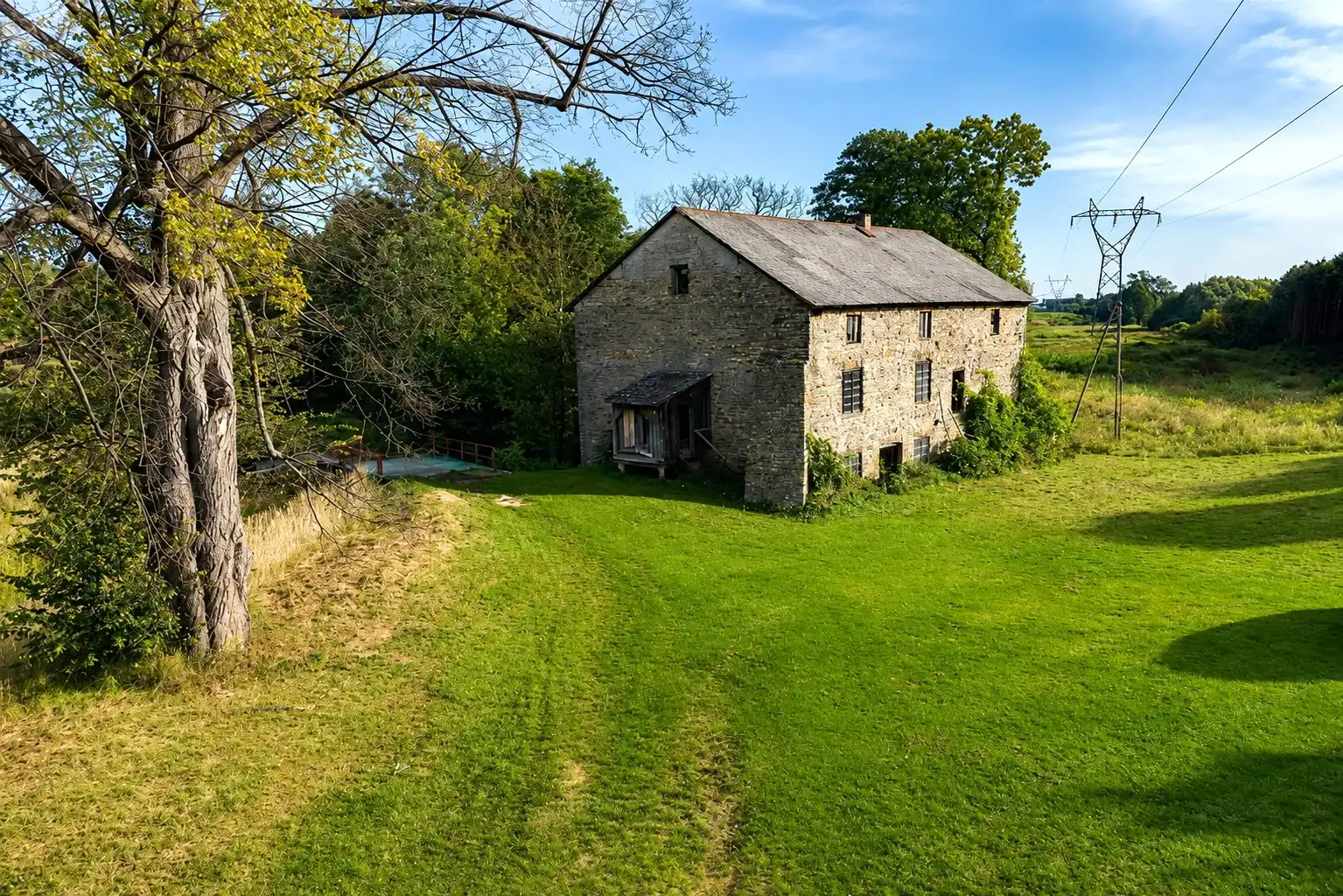 Photos Propriété rurale avec dépendances, très grand terrain
