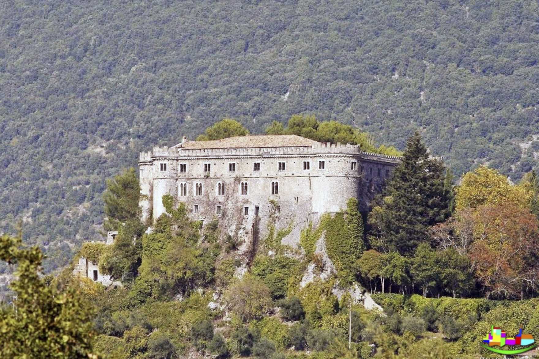 Photos  Château médiéval dans la région des Abruzzes