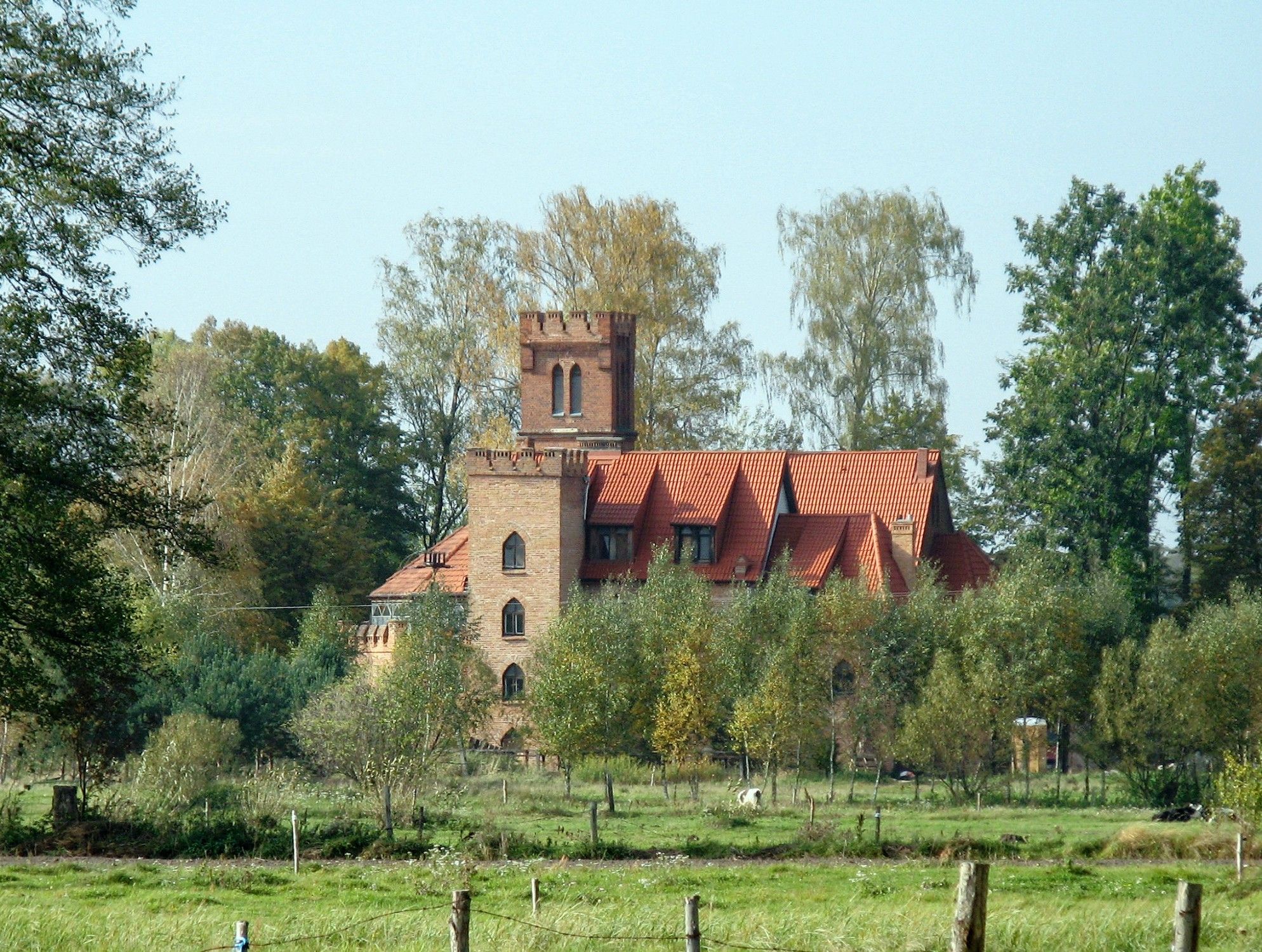 Photos Propriété unique avec petit château et église