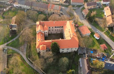 Biens historiques, Château Renaissance partiellement rénové au nord de Prague