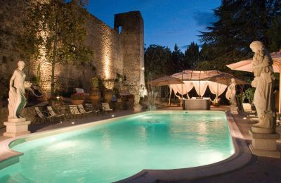 Château médiéval à vendre 06053 Deruta, Ombrie, Piscine