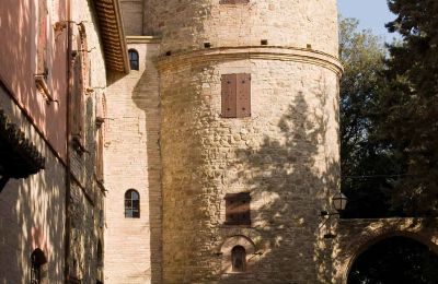 Château médiéval à vendre 06053 Deruta, Ombrie, Bâtiment avec tour