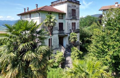 Propriétés, Villa Art Nouveau à Verbania Antoliva avec vue sur le lac et jardin