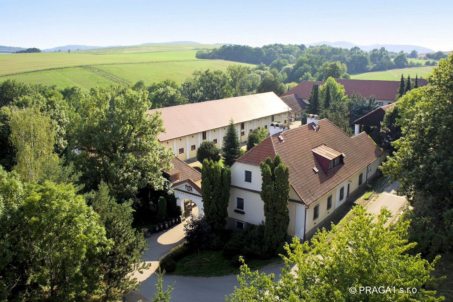 Photos Domaine avec 45 hectares de terrain et des écuries pour 90 chevaux