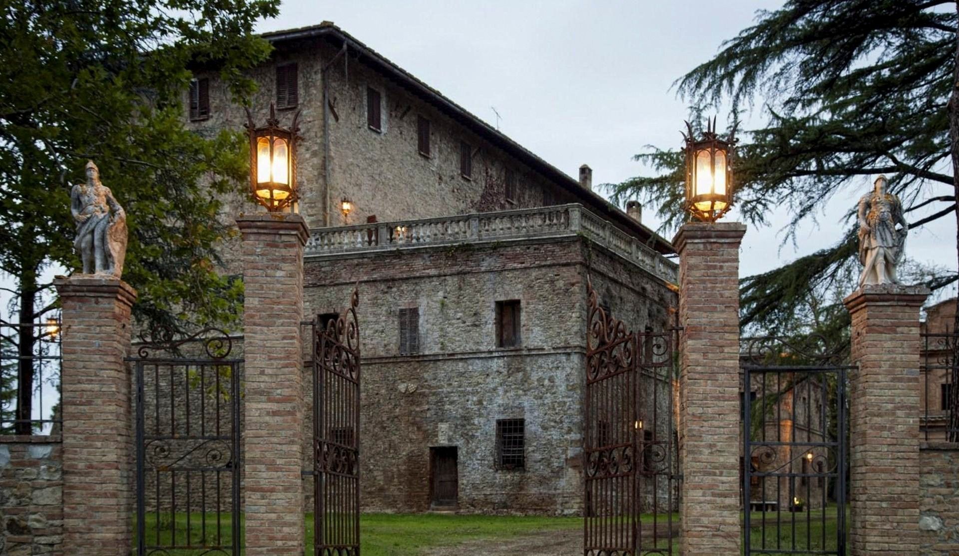 Photos Domaine toscan avec château, chapelle et 18 hectares de terrain