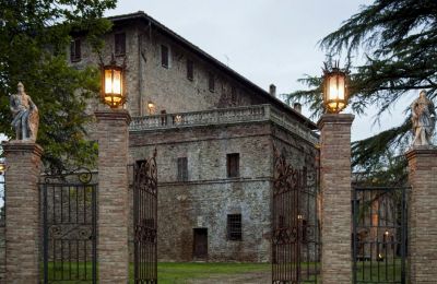 Propriétés, Domaine toscan avec château, chapelle et 18 hectares de terrain