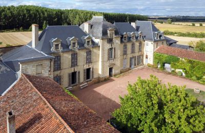 Château à vendre Loudun, Nouvelle-Aquitaine, Cour intérieure