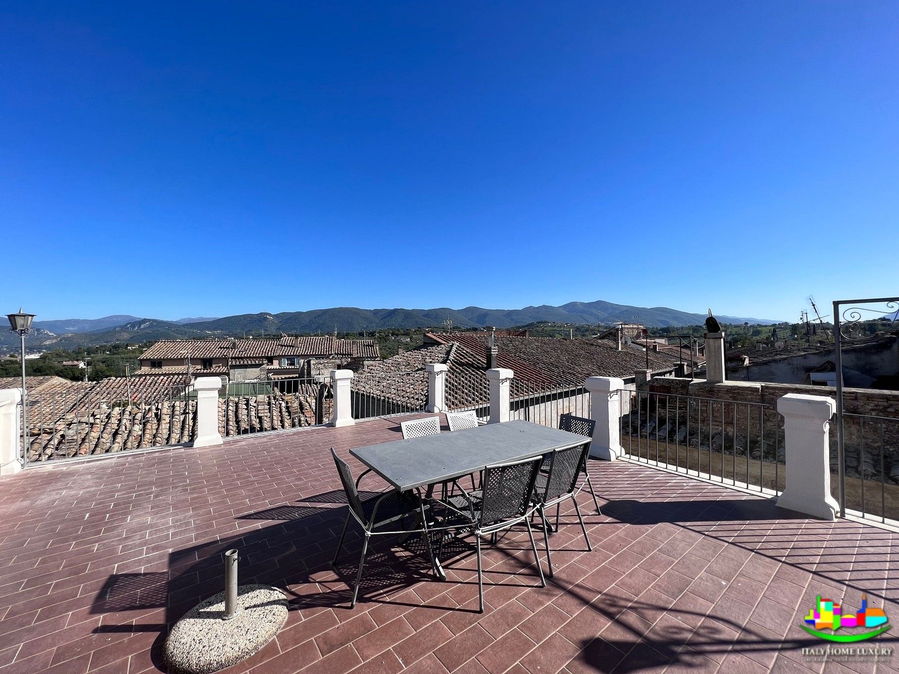 Photos Maison historique près de Terni avec terrasse panoramique sur le toit