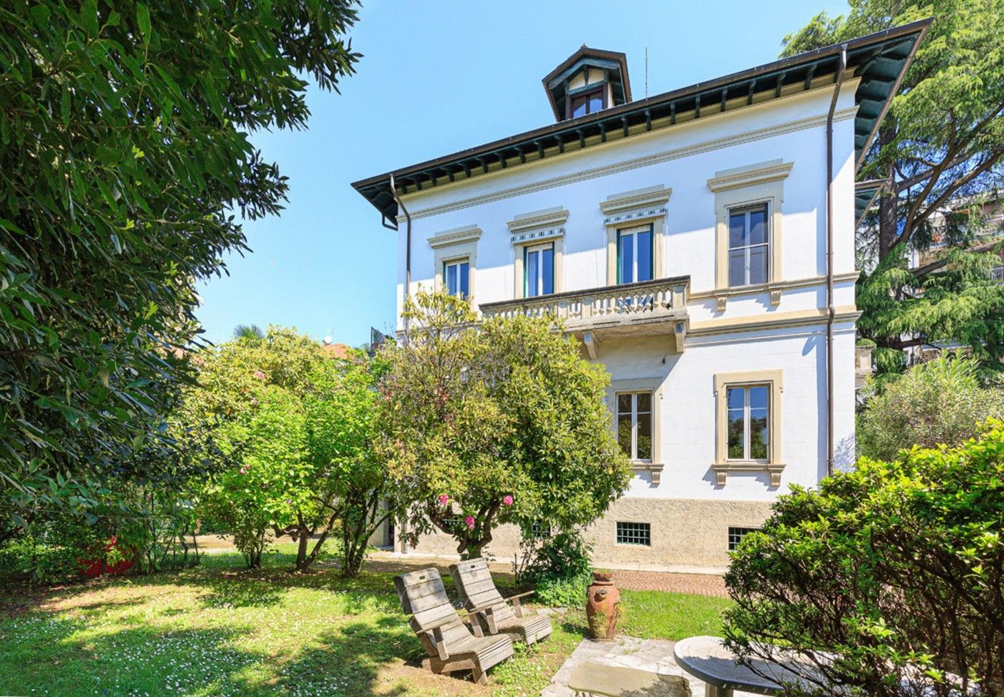 Photos Villa avec tour, parc et piscine à Verbania