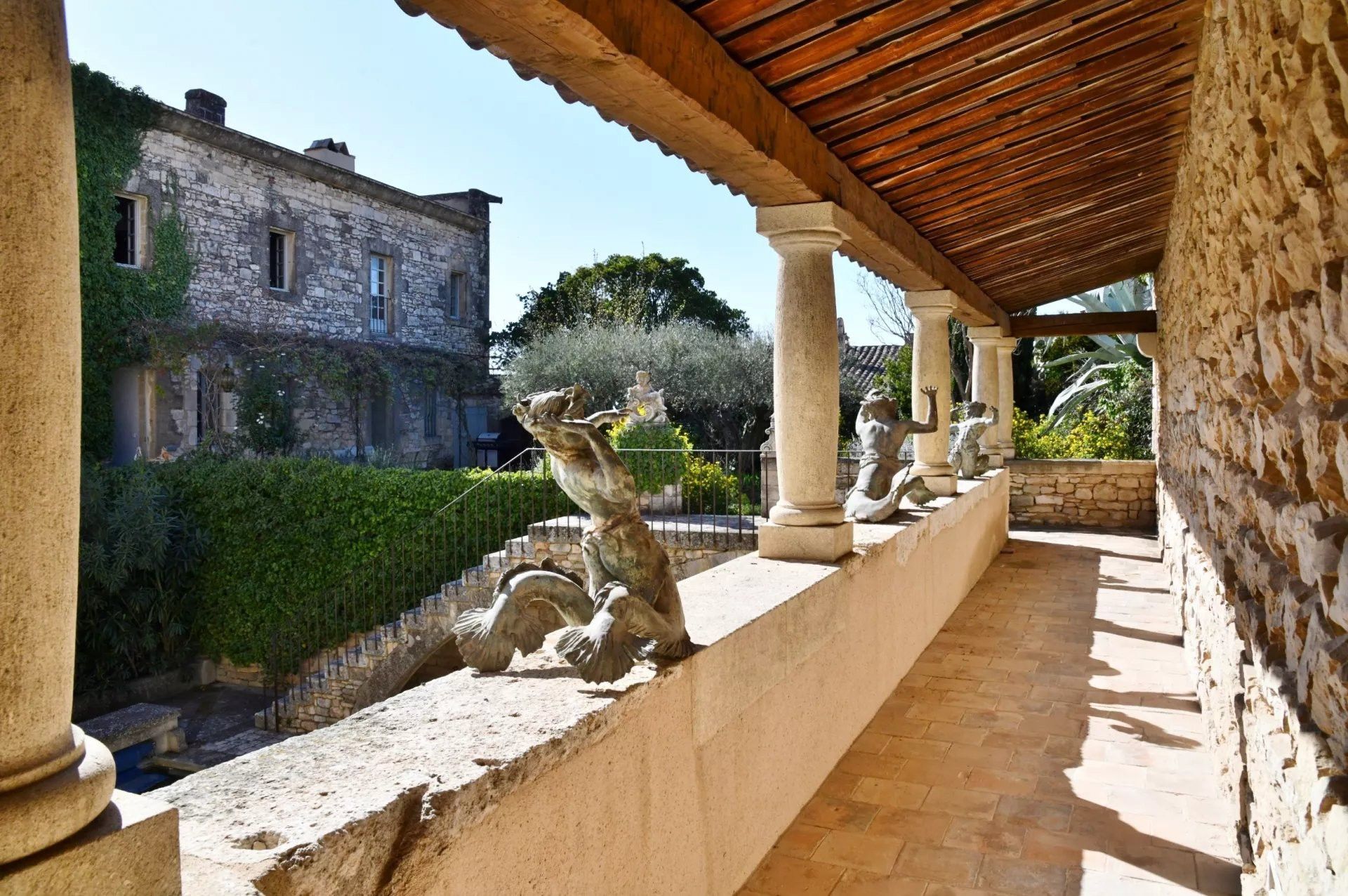 Photos Château exceptionnel des XIIe et XVIIe siècles, à 4 km d'Uzès