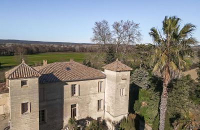 Propriétés, Manoir près d'Uzès avec un petit parc et des dépendances