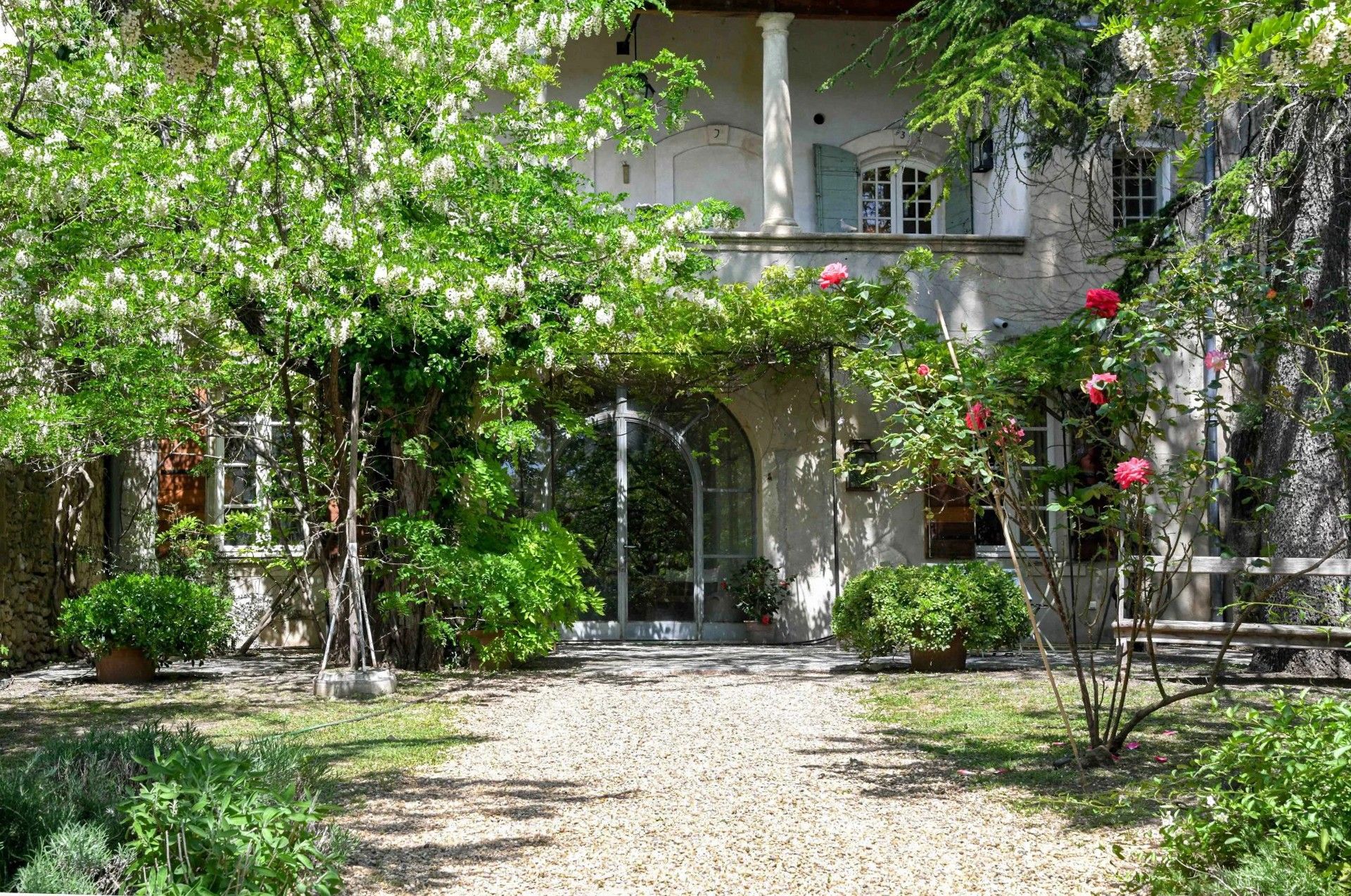 Photos Demeure de caractère avec jardin et cave à vin historique près d'Uzès