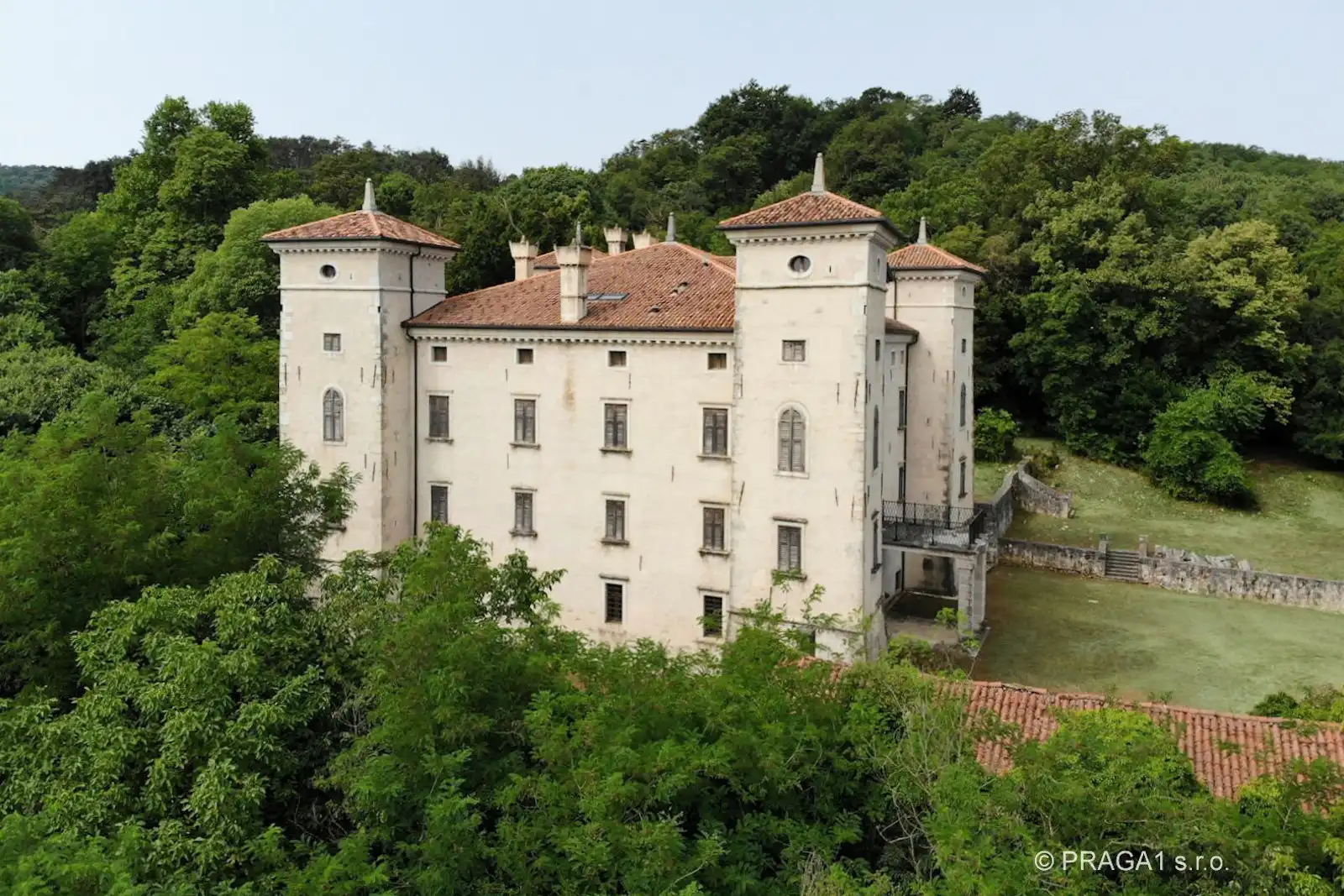 Photos Domaine château en Frioul-Vénétie Julienne avec vignobles et potentiel de développement