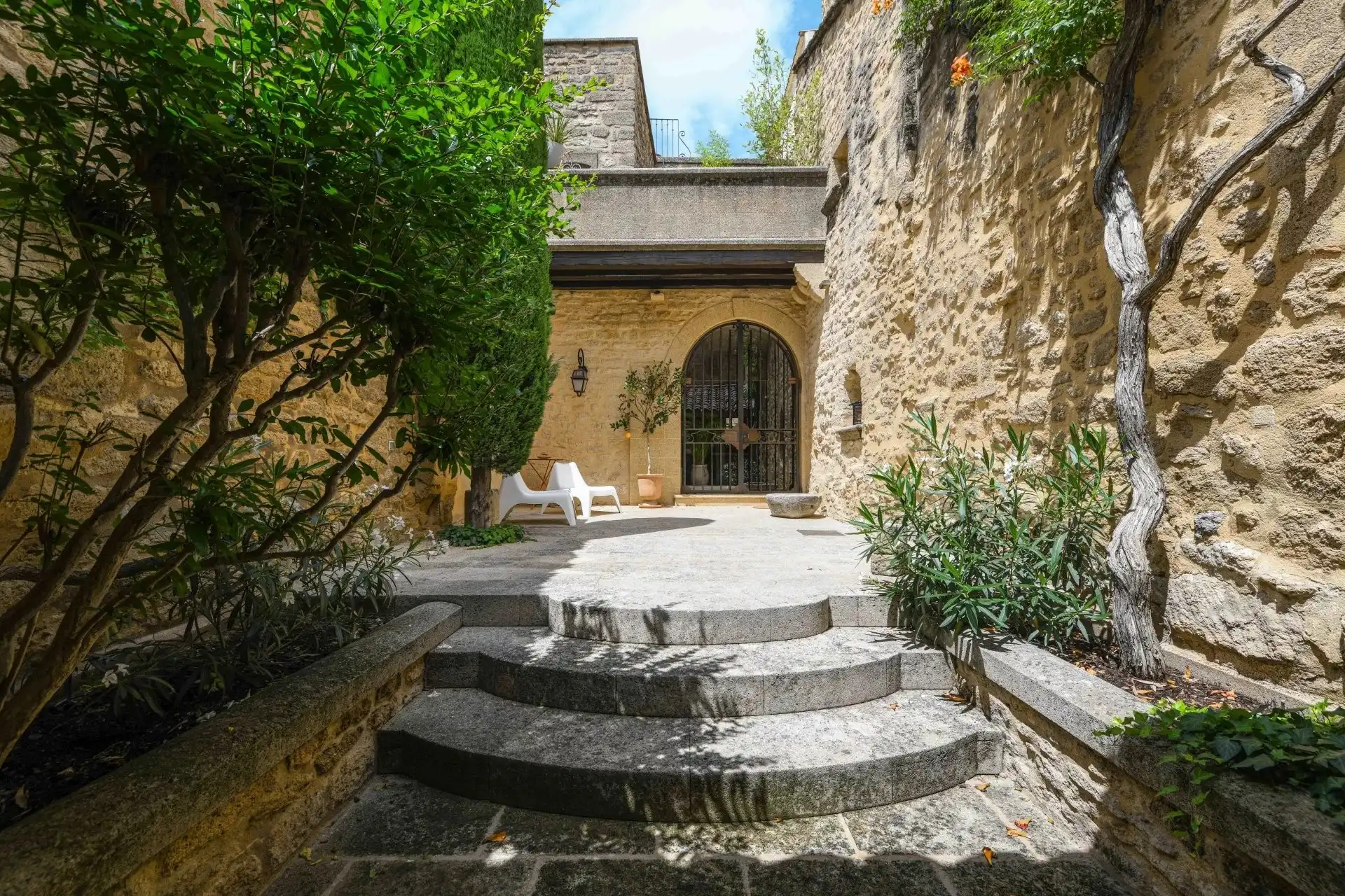 Photos Propriété de village avec cour et terrasses
