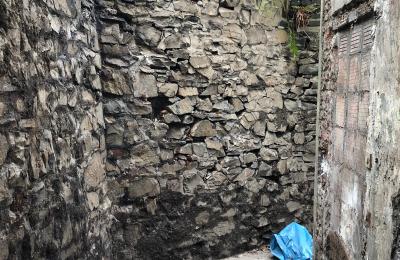 Demeure historique à vendre 58762 Altena, Bachstraße 66, Rhénanie-du-Nord-Westphalie, Mauer hinter dem Haus