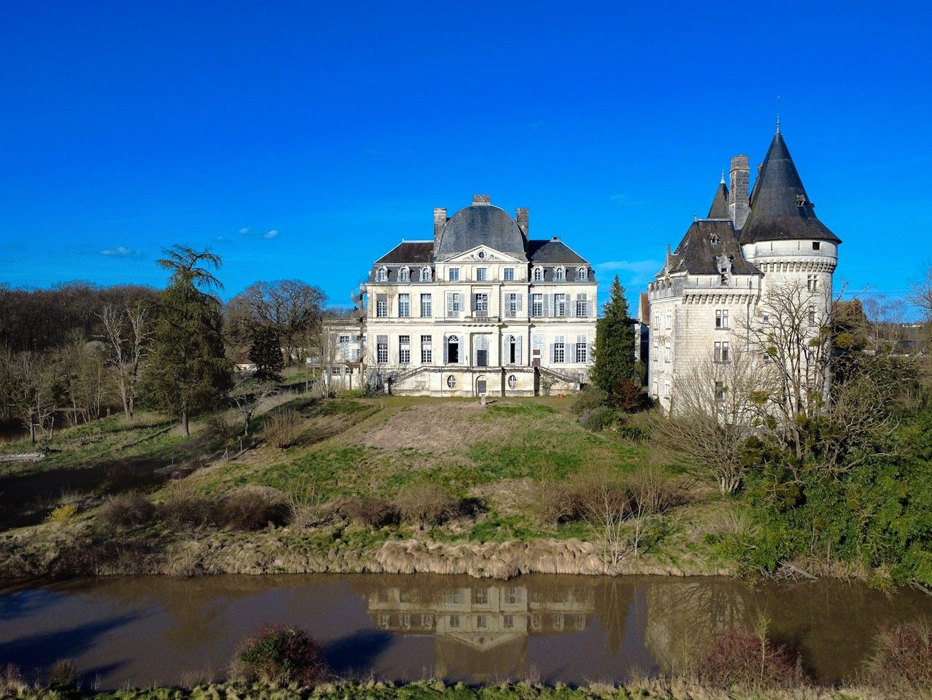 Photos Somptueux château XVIIIe en Touraine avec donjon XVème et parc de 47 hectares