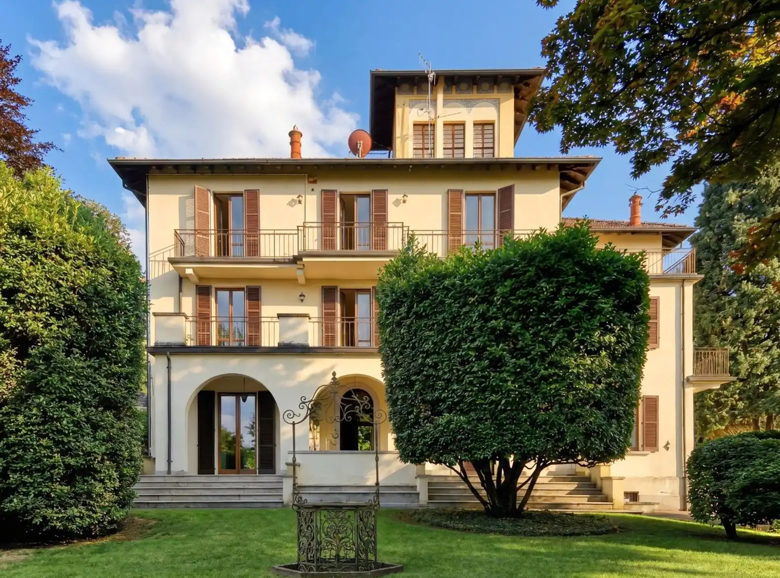 Photos Demeure avec tour panoramique, vue sur le lac et jardin dans la ville thermale de Stresa