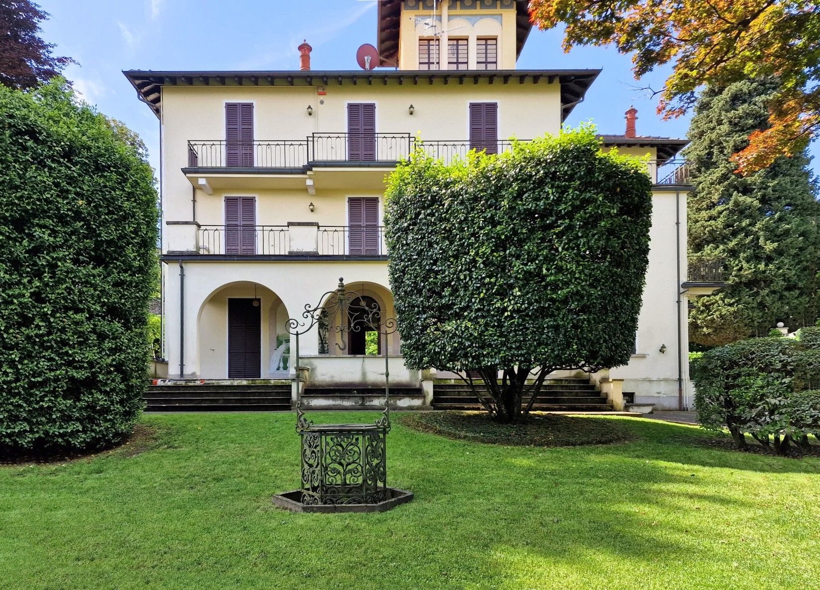 Photos Demeure avec tour panoramique, vue sur le lac et jardin dans la ville thermale de Stresa