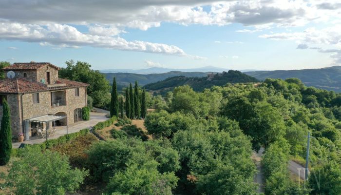 Demeure de campagne avec vue panoramique près de Preggio et piscine chauffée, Offre immobilière confidentielle