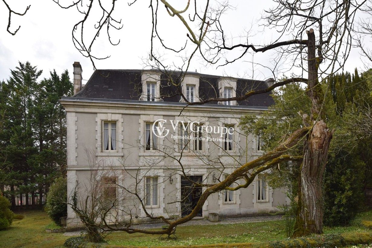 Photos Maison de maître du 19ème siècle de 373 m2 sur 2334 m2. Angoulême-Charentes