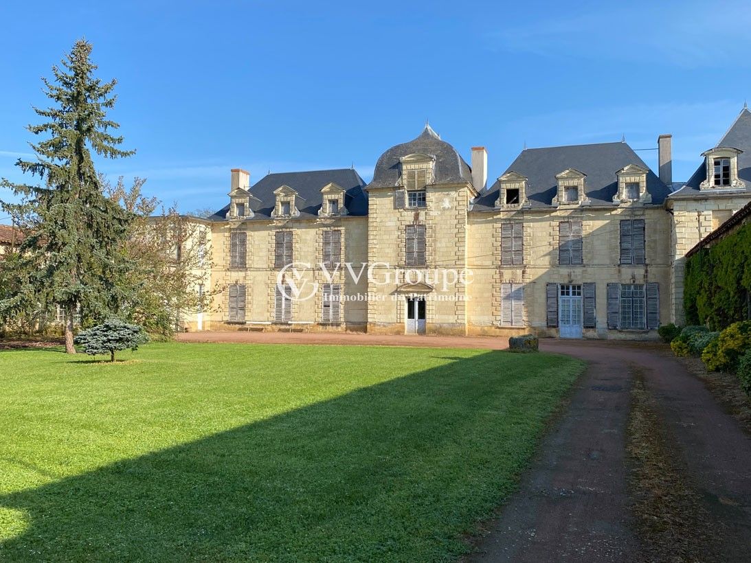 Photos Château du 17ème siècle de 741 m2 environ à rénover sur 26 hectares secteur Thouars
