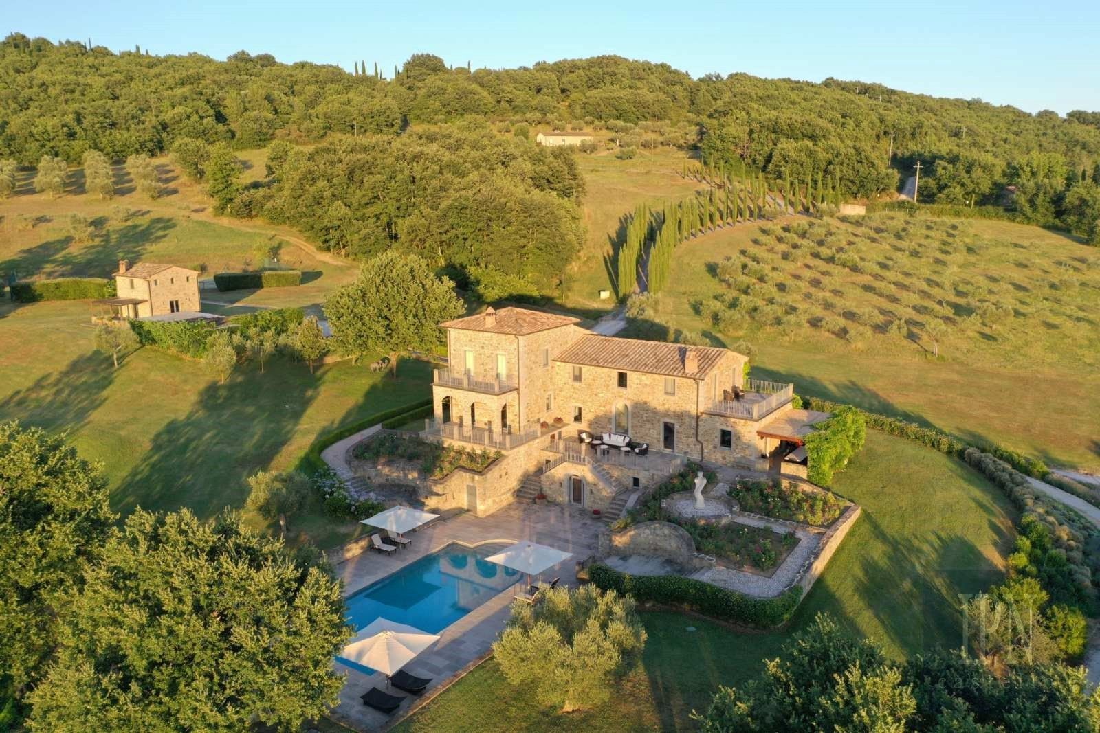 Photos Domaine d’exception en Ombrie avec villa, maisons d’amis et vue panoramique