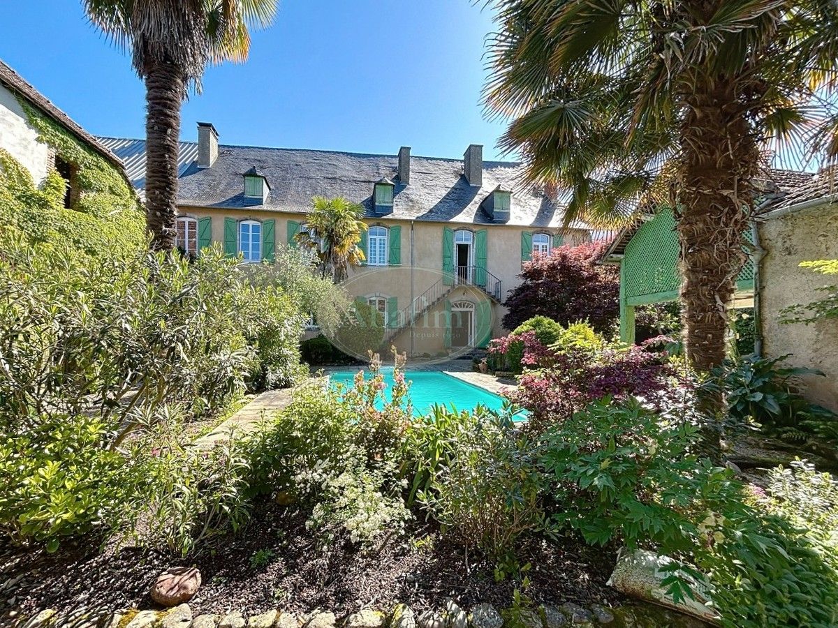Photos Maison de maître historique avec jardin paysagé au cœur de Tournay