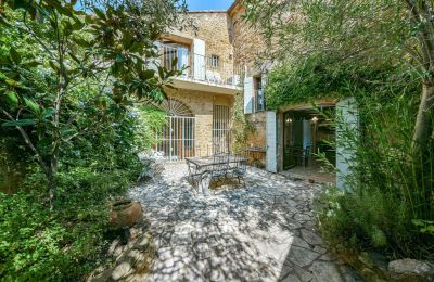 Biens historiques, Demeure de caractère près d’Uzès – cour arborée et potentiel d’agrandissement