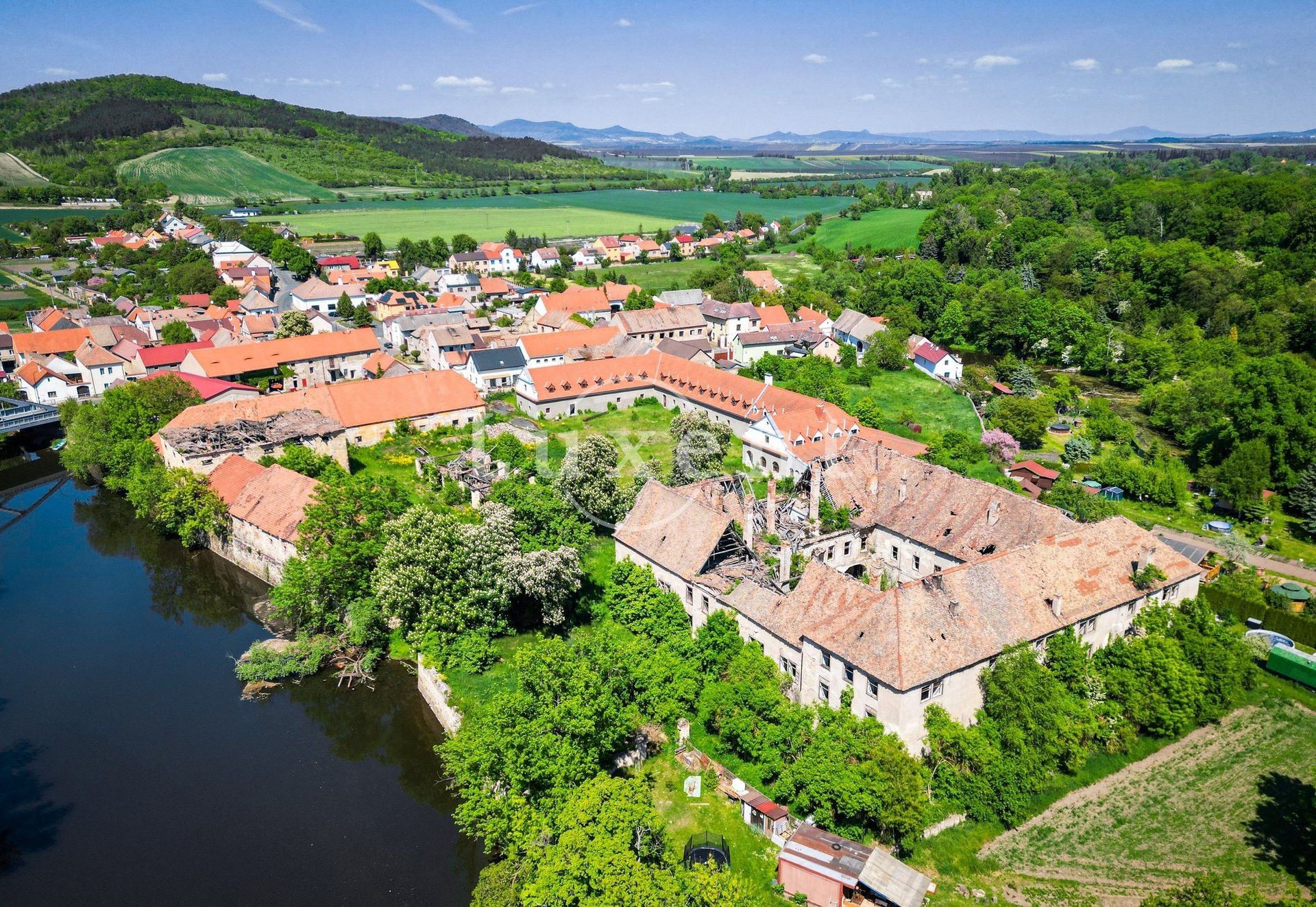 Photos Château sur 1,6 hectares au bord de la rivière Ohře