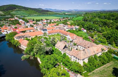 Biens historiques, Château sur 1,6 hectares au bord de la rivière Ohře