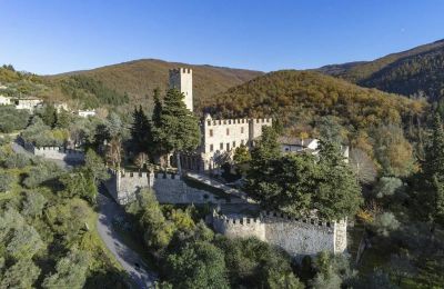 Château médiéval à vendre Croci di Calenzano, Toscane, Situation du bien