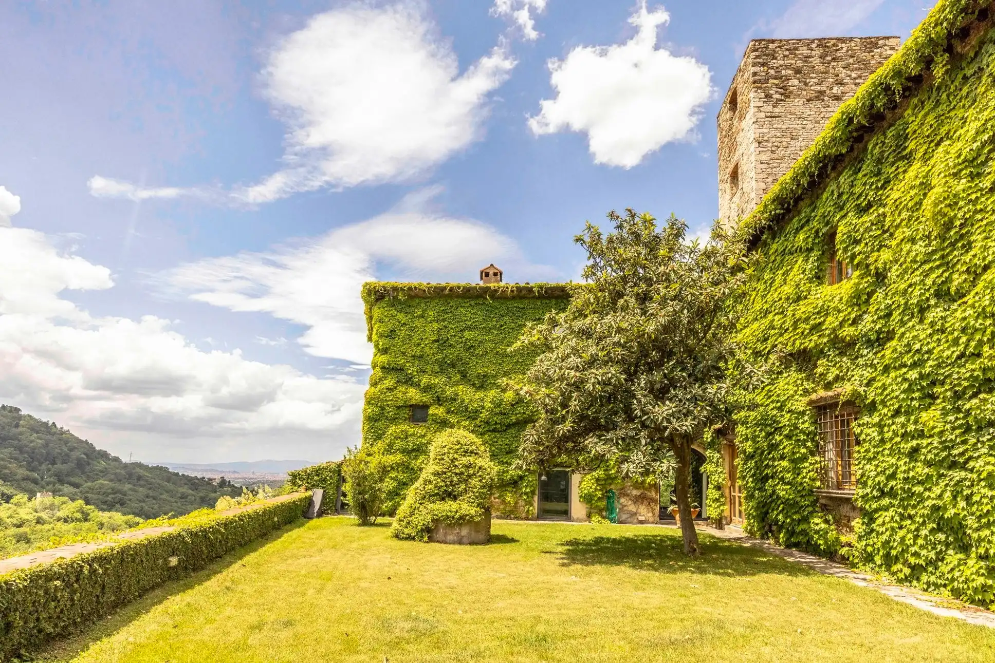 Photos Demeure en Toscane avec tour, jardin et vue sur Florence