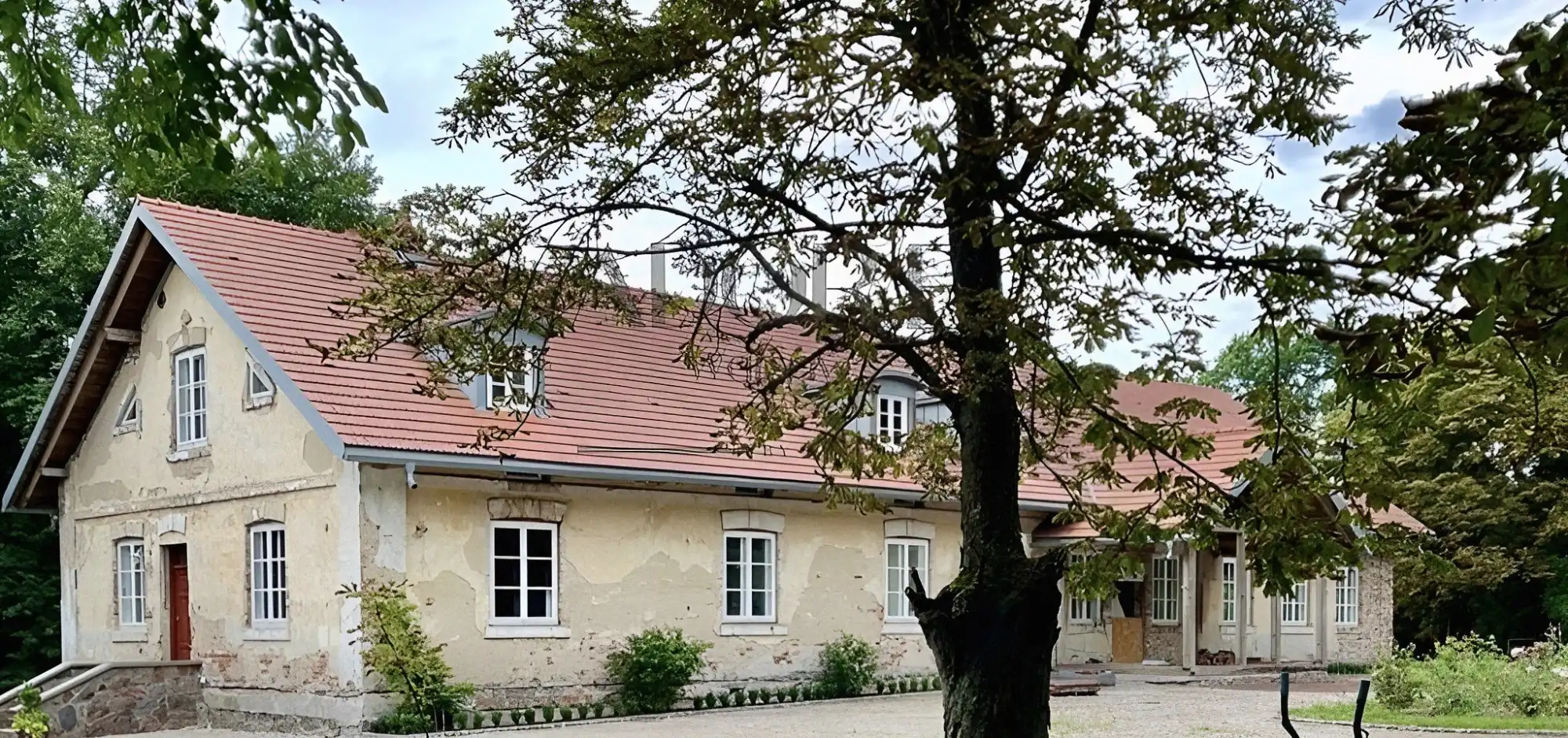 Photos Propriété avec maison de maître, dépendances, étangs et potentiel de développement près de Varsovie