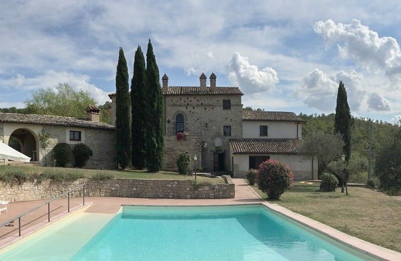 Photos Maison de campagne dans la vallée du Niccone avec vue dégagée, terrain soigné et annexes
