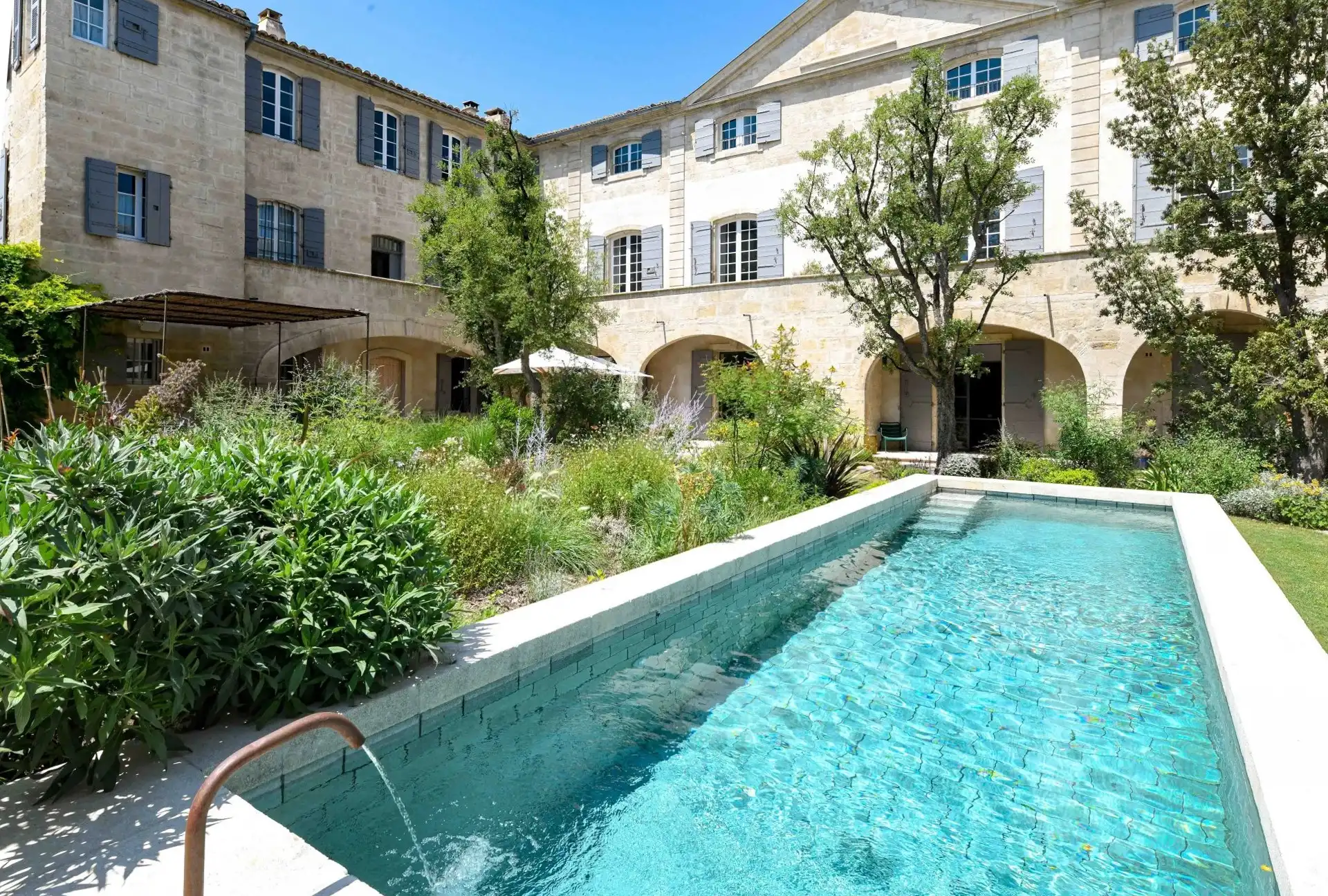 Historisk liebhaveri nær Avignon i Provence, Bypalæ til salg