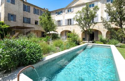 Biens historiques, Propriété d’exception avec jardin, piscine et vues près d’Avignon en Provence