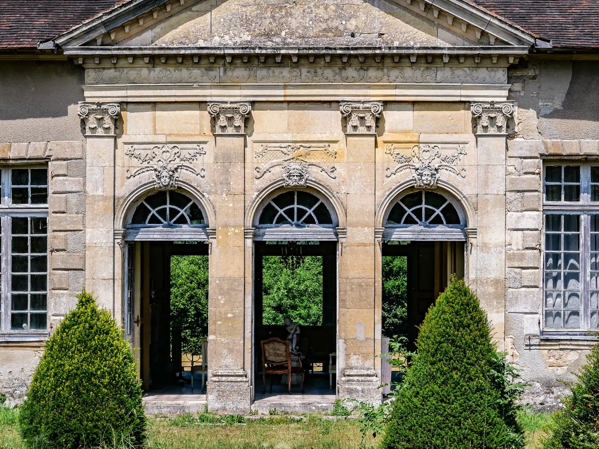 Photos Château néoclassique à restaurer avec parc, moulin et chapelle près de Vitry-le-François