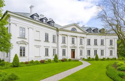 Biens historiques, Manoir classique au nord de Varsovie – Monument historique en cadre naturel préservé
