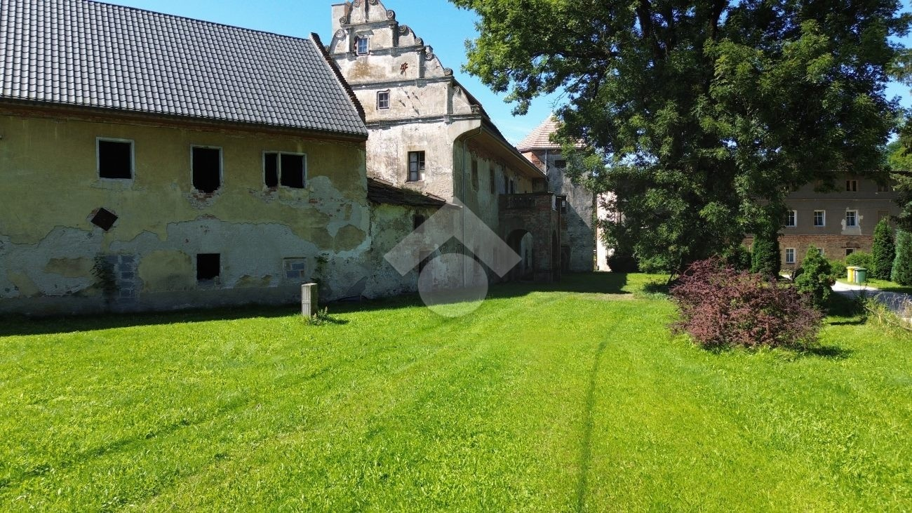 Photos Manoir du XVIIe siècle avec parc et dépendances à Radochów