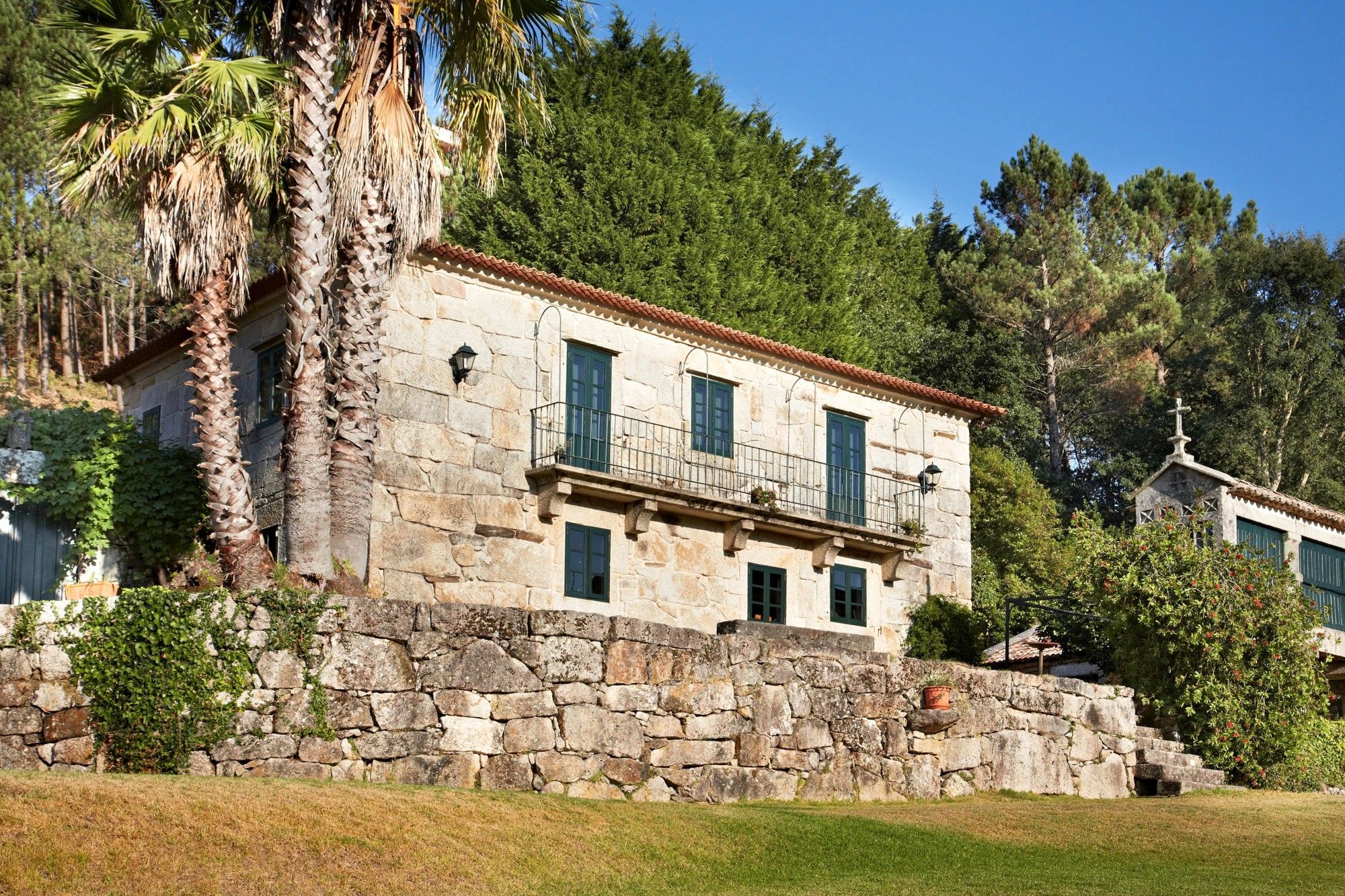 Photos Maison presbytérale en Galice avec terrain de 11 000 m², chapelle et piscine