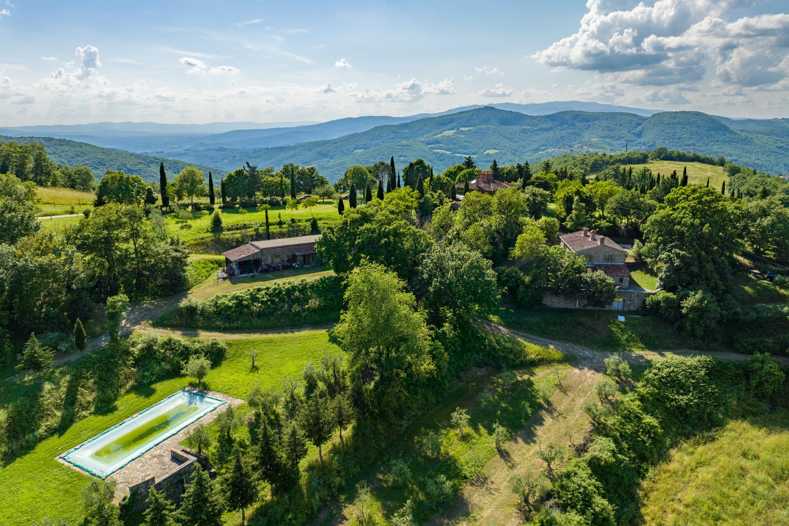 Photos Domaine rural avec maison principale restaurée, gîtes et plus de 88 hectares de terrain