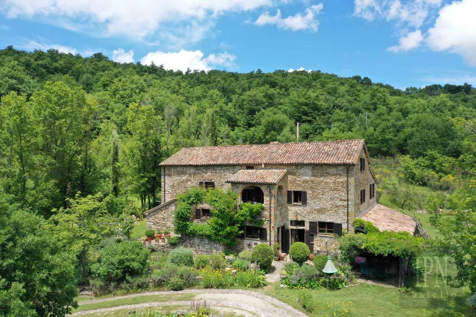 Photos Maison discrète avec annexe, piscine et vaste terrain près de Monte Santa Maria Tiberina