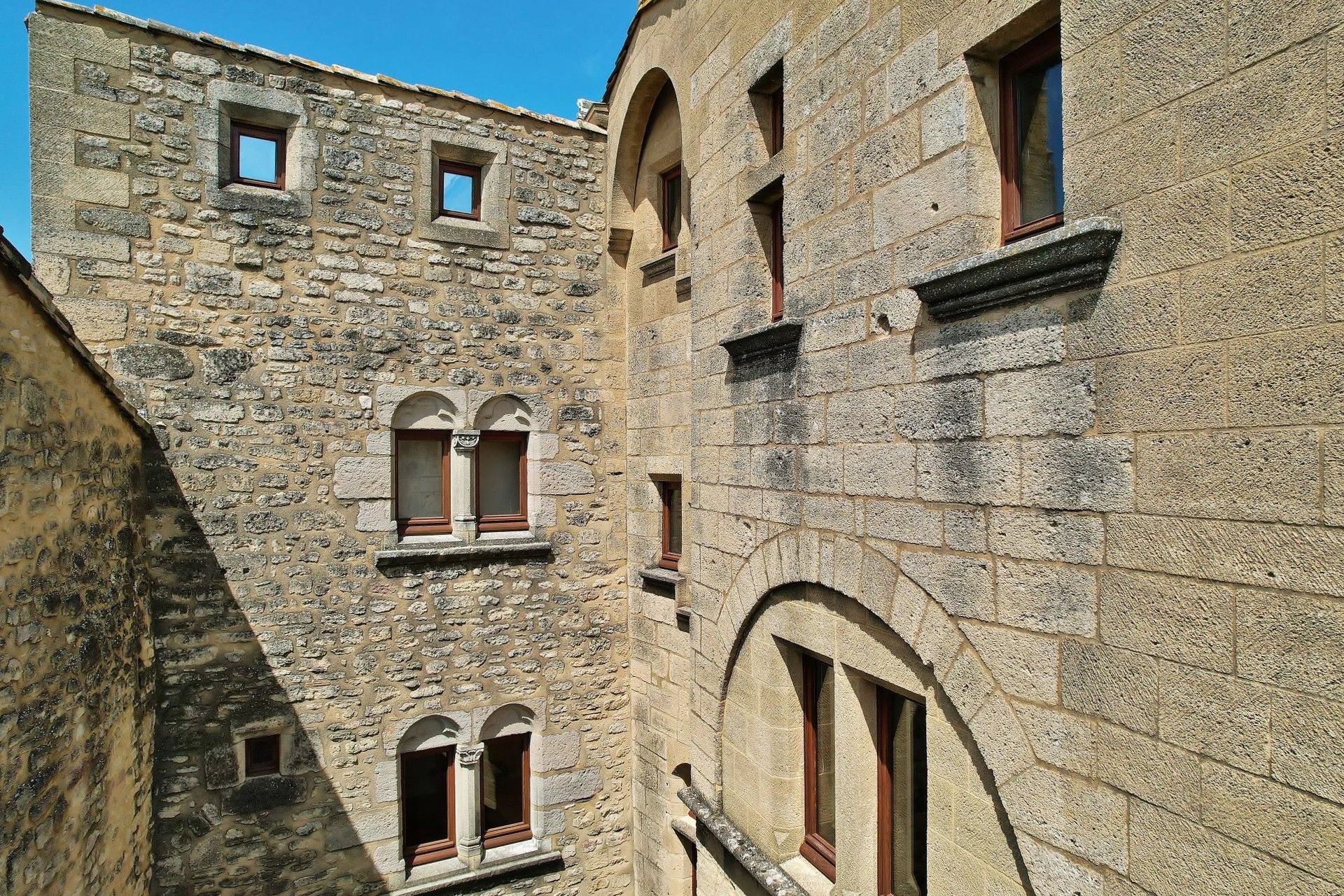 Photos Demeure restaurée avec caractère de château dans un village typique du sud de la France