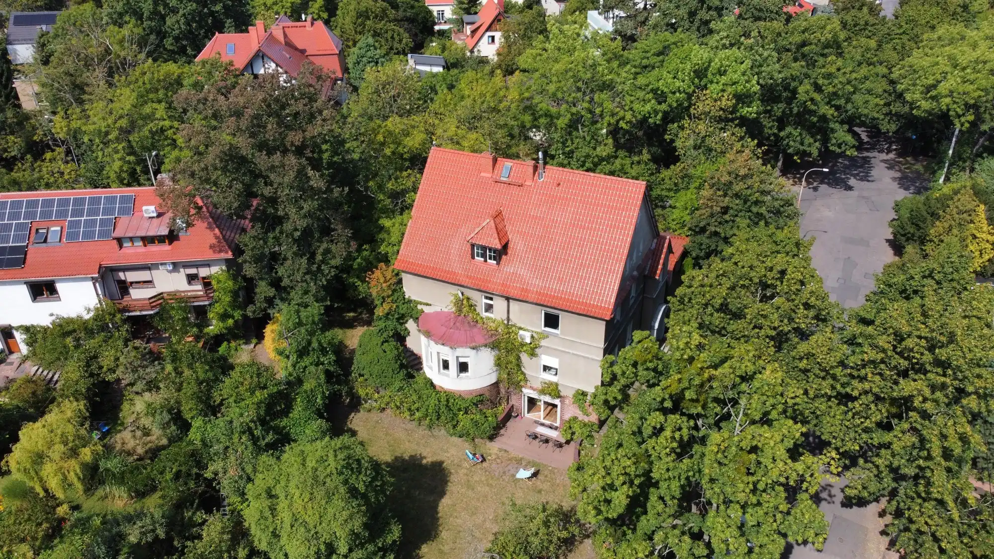 Photos Villa de 1919 à Wrocław avec jardin et local commercial
