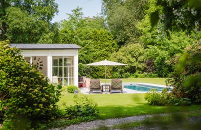 Château à vendre 4693 Desselbrunn, Haute-Autriche, Blick vom weitläufigen Schlossgarten in Richtung Poollandschaft 