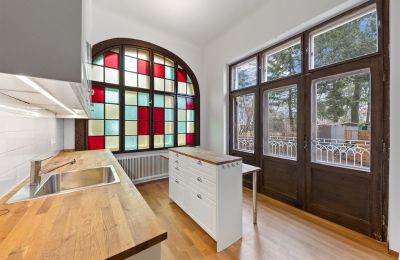 Demeure historique à vendre Währing, Vienne, Die charmante Küche mit farbigen Bleiglas-Fenstern