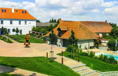 Inspiré par la Renaissance, restauré pour l’avenir : un château comme une maison individuelle, Image 2
