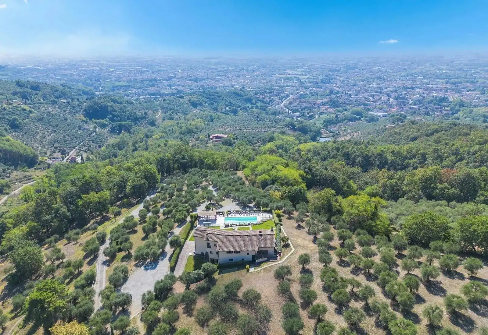 Photos Maison de campagne en position panoramique avec oliveraie et piscine près de Montecatini Terme