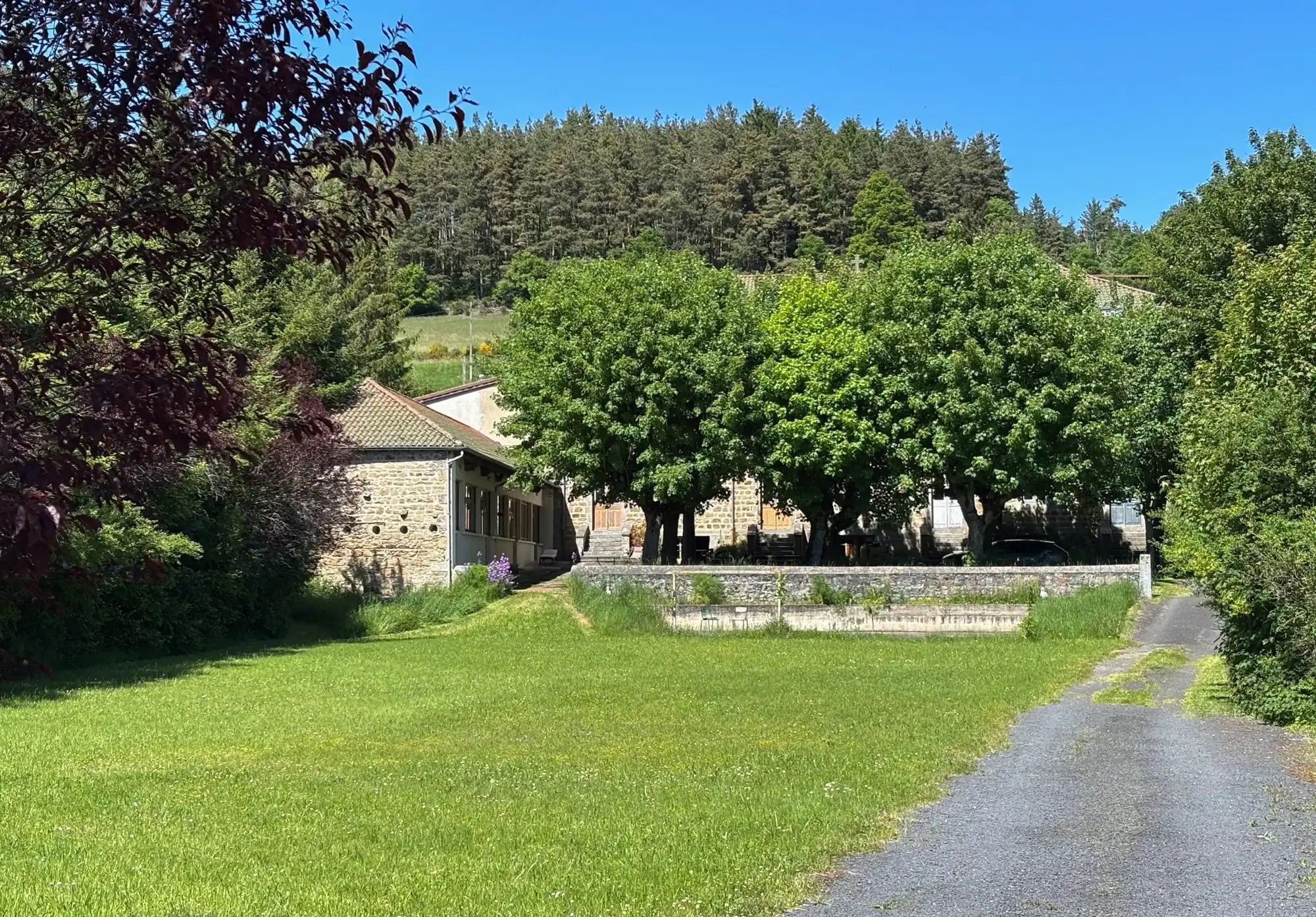 Photos Ancien monastère restauré en Auvergne avec gîte et jardins privés